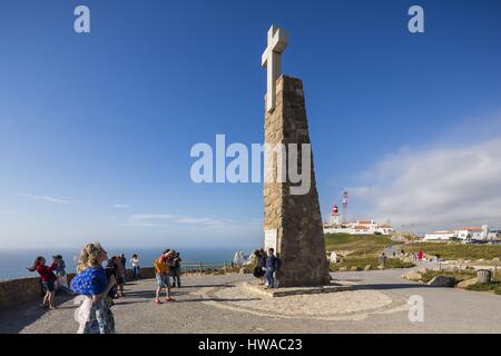 Portugal, Lisboa e Setubal Provinz, Region Lissabon, Sintra, Naturpark Sintra-Cascais, Cabo da Roca, der westlichste Punkt Europas, Denkmal mit einem qu Stockfoto