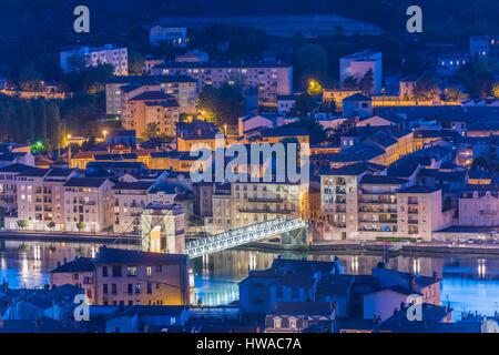 Frankreich, Isere, Vienne am Rande der Rhône, Vienne Hängebrücke (oder die Fußgängerbrücke seit 2014) auf der jungen Rhone verbindet Sainte-Colom Stockfoto