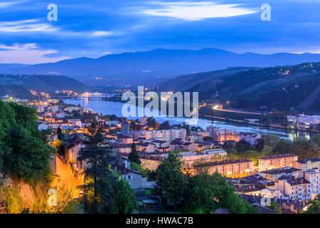 Frankreich, Isere, Vienne, Rhône und natürliche Regionalpark Pilat im Hintergrund Stockfoto