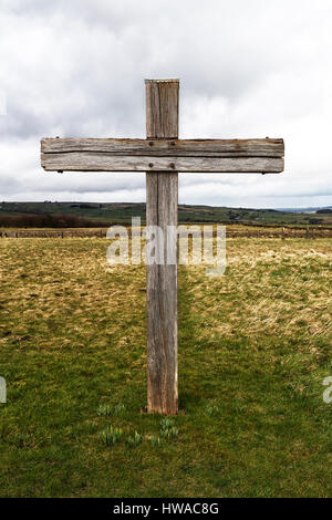 Kreuz von Jesus stehend auf einem abgelegenen Täler Friedhof. Stockfoto