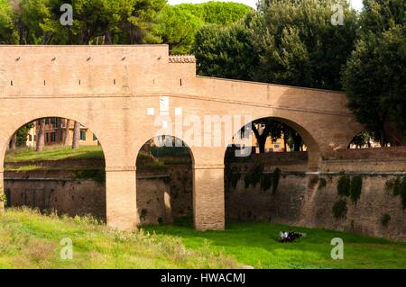 Italien, Latium, Rom, Altstadt Weltkulturerbe von UNESCO, Passetto di Borgo oder Passetto, erhöhter Durchgang verbindet die Vatikanstadt Stockfoto