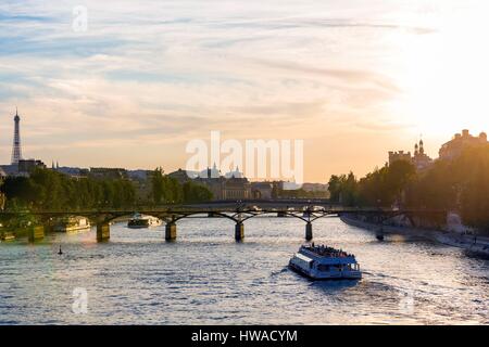 Frankreich, Paris, Bereich Weltkulturerbe der UNESCO, Flussschiff, die Durchfahrt unter der Brücke der Künste und der Eiffelturm Stockfoto