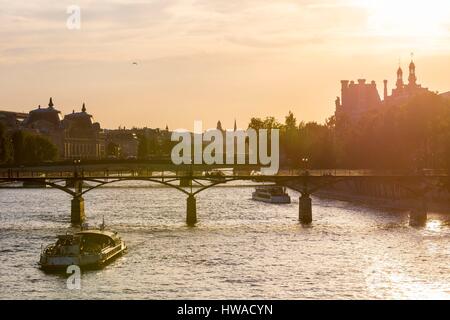 Frankreich, Paris, Bereich Weltkulturerbe der UNESCO, Flussschiff, die Durchfahrt unter der Brücke der Künste und der Eiffelturm Stockfoto