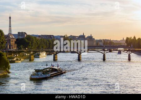 Frankreich, Paris, Bereich Weltkulturerbe der UNESCO, Flussschiff, die Durchfahrt unter der Brücke der Künste und der Eiffelturm Stockfoto