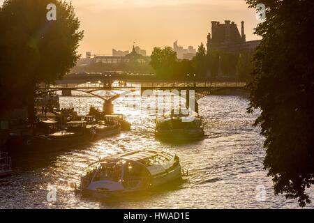 Frankreich, Paris, Bereich Weltkulturerbe der UNESCO, Flussschiffe, die Durchfahrt unter der Brücke der Künste Stockfoto