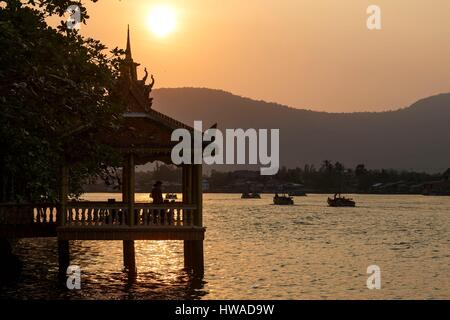 Kambodscha, Kampot Provinz Kampot, Angelboote/Fischerboote bei Sonnenuntergang am Fluss Kampong Bay Stockfoto