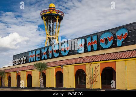 USA, South Carolina, South of the Border, Beschilderung für berühmte Sehenswürdigkeit auf der Route 95 Stockfoto