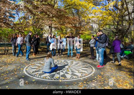 Vereinigte Staaten, New York, New York City, Central Park, John Lennon Memorial, Imagine, Strawberry Fields mit Touristen Stockfoto