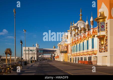 USA, New Jersey, Atlantic City, Promenade und Trump Taj Mahal Hotel und Casino, dawn Stockfoto
