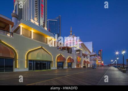 USA, New Jersey, Atlantic City, Promenade und Trump Taj Mahal Hotel und Casino, Dämmerung Stockfoto