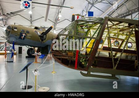 USA, Delaware, Dover, Dover Air Force Base, Luft-Mobilität Befehl Museum, WW2-Ära Waco-Gleiter und b-17 bomber Stockfoto