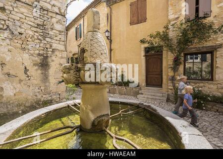 Frankreich, Vaucluse, Seguret, Les Plus Beaux Dörfer de France (The Most Beautiful Dörfer Frankreichs), gekennzeichnet die Fontaine des Maskarons (Brunnen, wi Stockfoto