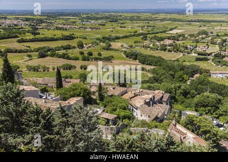 Frankreich, Vaucluse, Seguret, gekennzeichnet Les Plus Beaux Dörfer de France (The Most Beautiful Dörfer Frankreichs), thront mittelalterliches Dorf mit Blick auf th Stockfoto