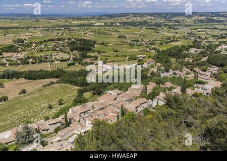 Frankreich, Vaucluse, Seguret, gekennzeichnet Les Plus Beaux Dörfer de France (The Most Beautiful Dörfer Frankreichs), thront mittelalterliches Dorf mit Blick auf th Stockfoto