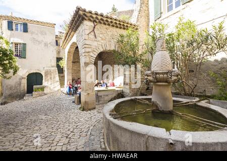 Frankreich, Vaucluse, Seguret, Les Plus Beaux Dörfer de France (The Most Beautiful Dörfer Frankreichs), gekennzeichnet die Fontaine des Maskarons (Brunnen, wi Stockfoto