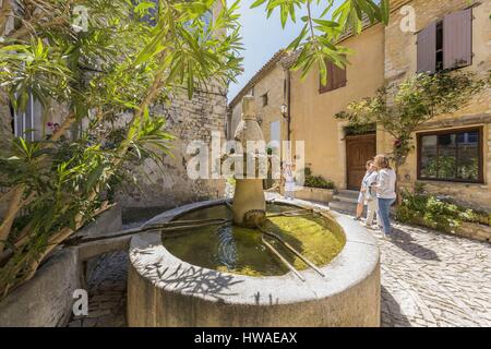 Frankreich, Vaucluse, Seguret, Les Plus Beaux Dörfer de France (The Most Beautiful Dörfer Frankreichs), gekennzeichnet die Fontaine des Maskarons (Brunnen, wi Stockfoto