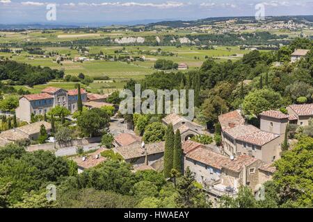 Frankreich, Vaucluse, Seguret, gekennzeichnet Les Plus Beaux Dörfer de France (The Most Beautiful Dörfer Frankreichs), thront mittelalterliches Dorf mit Blick auf th Stockfoto