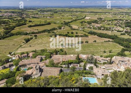 Frankreich, Vaucluse, Seguret, gekennzeichnet Les Plus Beaux Dörfer de France (The Most Beautiful Dörfer Frankreichs), thront mittelalterliches Dorf mit Blick auf th Stockfoto