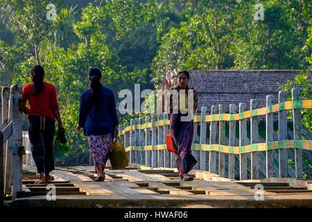 Myanmar, Burma, Mrauk U, Menschen auf eine hölzerne Brücke Stockfoto