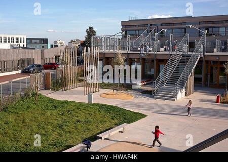 Frankreich, Hauts de Seine, Issy Les Moulineaux, Eco Bezirk Fort Issy, Schulhof Stockfoto