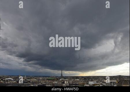 Frankreich, Paris, Boulevard Haussmann, Paris unter einem Gewitterhimmel Blick auf den Garten auf dem Dach das Kaufhaus Galeries Lafayette Stockfoto