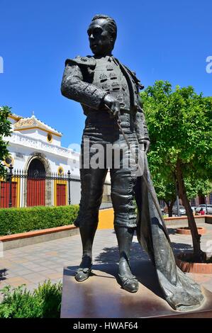 Spanien, Andalusien, Sevilla, Plaza de Toros, 18. Jahrhundert Arenas De La Maestranza Stierkampfarenen mit lokalen Barockstil, Curro Romero Torero Statue Stockfoto