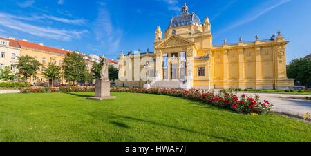 Kroatien, Zagreb, Tomislav-Platz (Tomislavov Trg), Denkmal für Andrija Medulic Vorderseite des Arts Building kroatischen Bildhauers Ivan Mestrovic Stockfoto