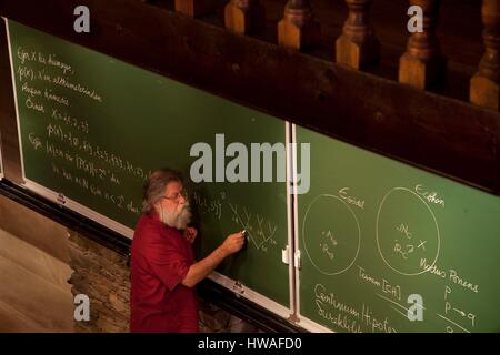 Türkei, Izmir Provinz, Sirince, Math Dorf Matematik Köyü, Professor Ali Nesin während eines Vortrags in der Bibliothek Stockfoto