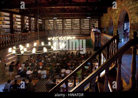 Türkei, Izmir Provinz, Sirince, Math Dorf Matematik Köyü, Professor Ali Nesin während eines Vortrags in der Bibliothek Stockfoto