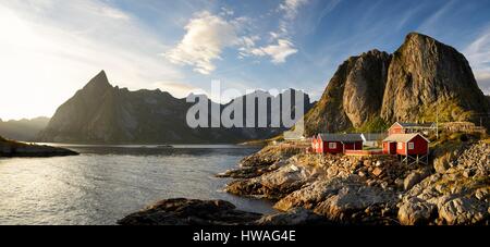 Norwegen, Nordland, Lofoten-Inseln, Moskenesoy Insel Angeln Dorf von Hamnoy, traditionellen Fischer Hütten gebaut auf Pfählen (Rorbu, Rorbuer) bei Stockfoto