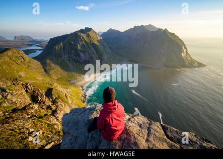 Norwegen, Nordland, Lofoten-Inseln, Moskenesoy Insel, Frau Wanderer auf dem Gipfel des Mount Ryten (543m), der isolierten Strand Kvalvika unten Stockfoto