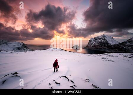 Norwegen, Nordland, Lofoten Inseln, Insel Vestvagoy, Wandern im Winter im Schnee an den Hängen des Monte Holandsmelen (434m), dominieren, Vik und Haukl Stockfoto