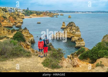 Portugal, Algarve, Lagos, zerklüfteten Küste und Strand Dona Ana im Hintergrund Stockfoto