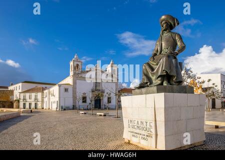 Portugal, Algarve-Region, Lagos, die Kirche Santa Maria und Statue von Heinrich dem Seefahrer oder Infante Dom Henrique, Prinz von Portugal Stockfoto