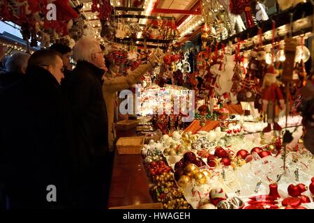 Frankreich, Bas-Rhin, Straßburg, Altstadt Weltkulturerbe der UNESCO, Weihnachtsmarkt (Christkindelsmarik) auf der Place Broglie Stockfoto