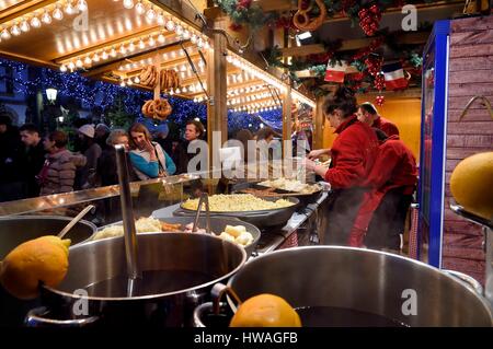 Frankreich, Bas-Rhin, Straßburg, Altstadt Weltkulturerbe der UNESCO, Weihnachtsmarkt (Christkindelsmarik) auf der Place Broglie, heißen Glühwein Stockfoto