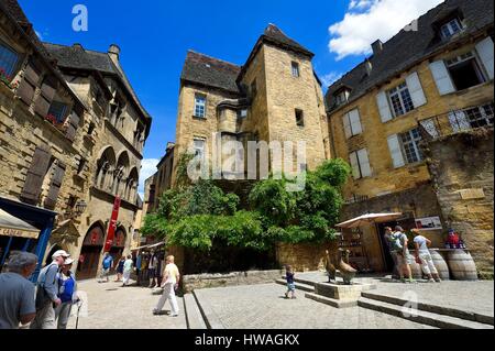 Frankreich, Dordogne, Perigord Noir, Dordogne-Tal, Sarlat la Caneda, Gans Marktplatz, Gänse-Statue von Lalanne, im Hintergrund das Hotel de Vasall Stockfoto