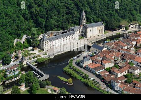 Frankreich, Dordogne, Brantome, Pont Coude (abgewinkelte Brücke) über den Fluss Dronne und Saint-Pierre Benediktiner-Abtei (Luftbild) Stockfoto