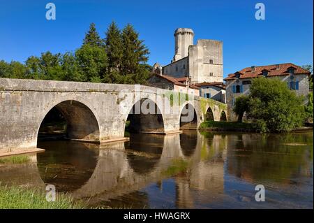 Frankreich, Dordogne, Perigord Vert, Bourdeilles, die Brücke über den Fluss Dronne und die mittelalterliche Burg des 13. Jahrhunderts Stockfoto