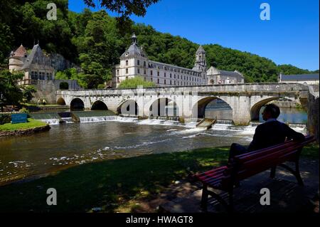 Frankreich, Dordogne, Brantome, Pont Coude (abgewinkelte Brücke) über den Fluss Dronne und Saint-Pierre Benediktiner-Abtei Stockfoto