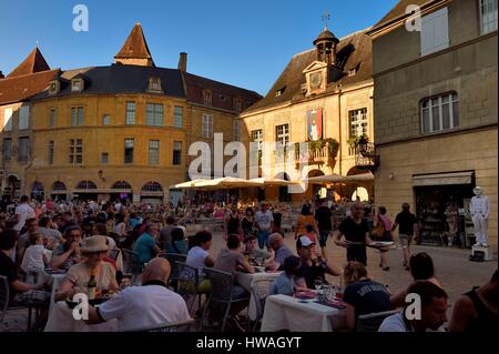 Frankreich, Dordogne, Perigord Noir, Dordogne Tal, Sarlat la Caneda, Altstadt, Place De La Liberte und das Rathaus Stockfoto