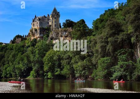 Frankreich, Dordogne, Perigord Noir, Dordogne-Tal, Vitrac, Schloss Montfort, unten die Dordogne bei Kanutouren Stockfoto