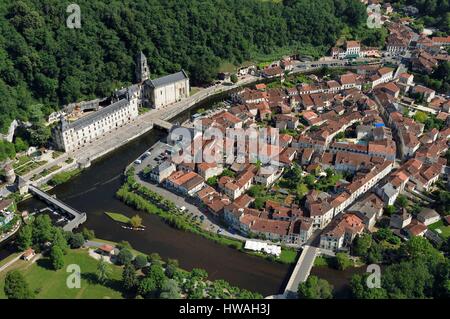 Frankreich, Dordogne, Brantome, Benediktiner-Abtei Saint-Pierre entlang dem Fluss Dronne und das Dorf (Luftbild) Stockfoto