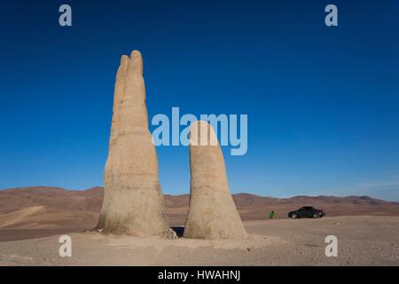 Chile, Antofagasta-Bereich, Mano del Desierto-Skulptur von Mario Irarrazaval, 1992 Stockfoto