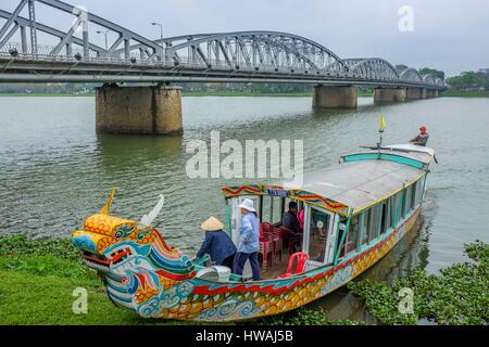 Vietnam, North Central Coast Region, Provinz Thua Thien-Hue, Hue, Parfüm-Fluss und Trang Tien (ehemalige Clemenceau Brücke) Stockfoto