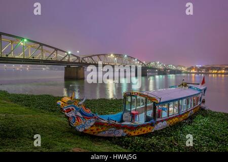 Vietnam, North Central Coast Region, Provinz Thua Thien-Hue, Hue, Parfüm-Fluss und Trang Tien (ehemalige Clemenceau Brücke) Stockfoto