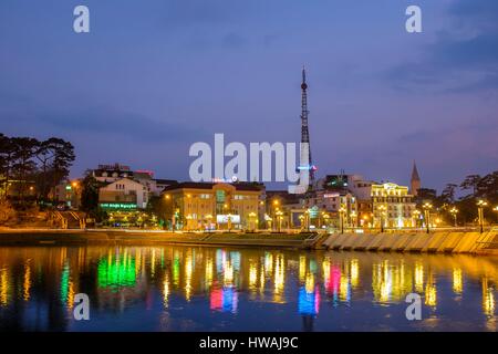 Vietnam, Zentrales Hochland, Dalat, die Stadt spiegelt sich in Xuan Huong See Stockfoto