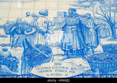 Portugal, Region Algarve, Faro, Altstadt, Azulejo an der Unterseite des Arco Repouso repräsentieren die Mauren nach Faro König Afonso III. 1269 Stockfoto