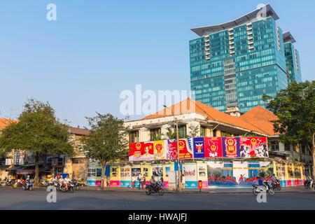 Vietnam, Südosten, Ho-Chi-Minh-Stadt (Saigon), Bezirk 1, Nguyen Du Straße vor der Kathedrale, Vincom Center Shopping Mall in der Backg Stockfoto