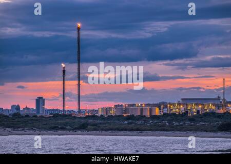 Petrochemischer Komplex von Lavera, Port de Bouc im Hintergrund, Martigues, Bouches-du-Rhône, Frankreich Stockfoto